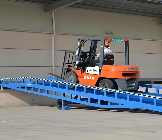 哈巴河移动式卸货平台（叉车用）